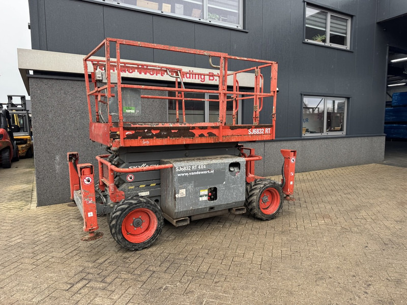 Skyjack SJ 6832RT Schaarhoogwerker SCISSOR 2014 4X4 Kubota Diesel 12M Werkhoogte - Plataforma de Tijera/ Plataforma de tesoura: foto 2 Skyjack SJ 6832RT Schaarhoogwerker SCISSOR 2014 4X4 Kubota Diesel 12M Werkhoogte - Plataforma de Tijera/ Plataforma de tesoura: foto 2