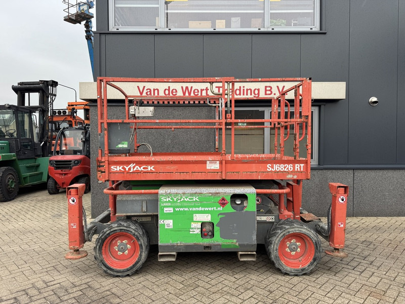 Skyjack SJ6826RT Schaarhoogwerker SCISSOR 2014 4X4 Kubota 10mtr Werkhoogte - Plataforma de Tijera/ Plataforma de tesoura: foto 1 Skyjack SJ6826RT Schaarhoogwerker SCISSOR 2014 4X4 Kubota 10mtr Werkhoogte - Plataforma de Tijera/ Plataforma de tesoura: foto 1