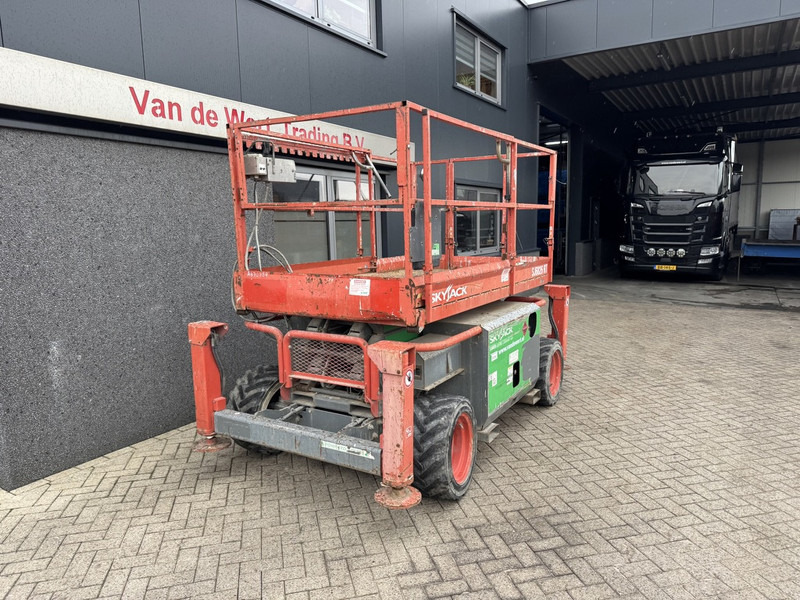 Skyjack SJ6826RT Schaarhoogwerker SCISSOR 2014 4X4 Kubota 10mtr Werkhoogte - Plataforma de Tijera/ Plataforma de tesoura: foto 3 Skyjack SJ6826RT Schaarhoogwerker SCISSOR 2014 4X4 Kubota 10mtr Werkhoogte - Plataforma de Tijera/ Plataforma de tesoura: foto 3