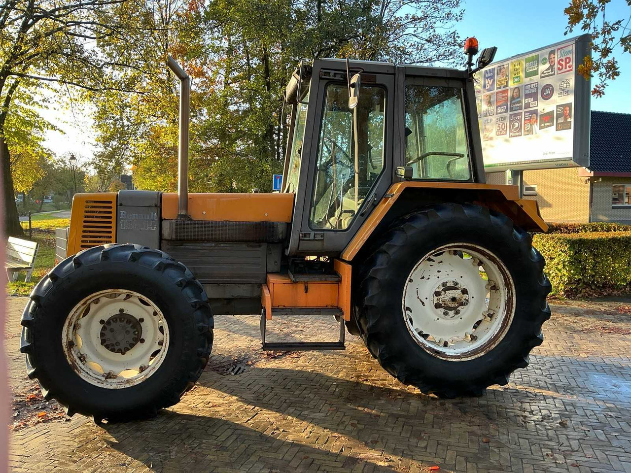 Trator 1987 RENAULT 133.14 ALL-WHEEL DRIVE FARM TRACTOR: foto 9 Trator 1987 RENAULT 133.14 ALL-WHEEL DRIVE FARM TRACTOR: foto 9