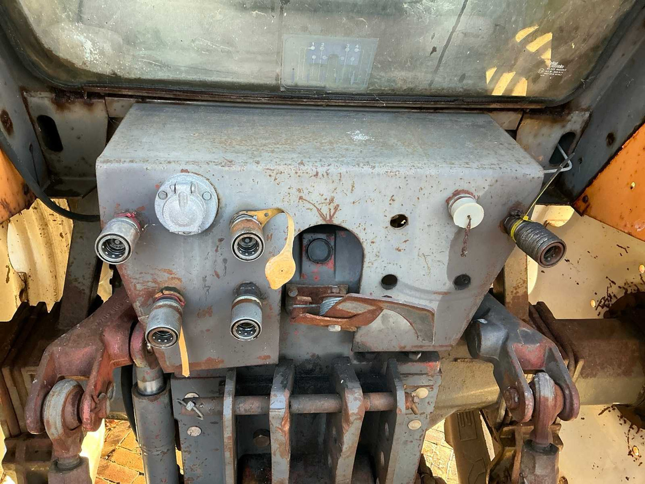 Trator 1987 RENAULT 133.14 ALL-WHEEL DRIVE FARM TRACTOR: foto 13 Trator 1987 RENAULT 133.14 ALL-WHEEL DRIVE FARM TRACTOR: foto 13