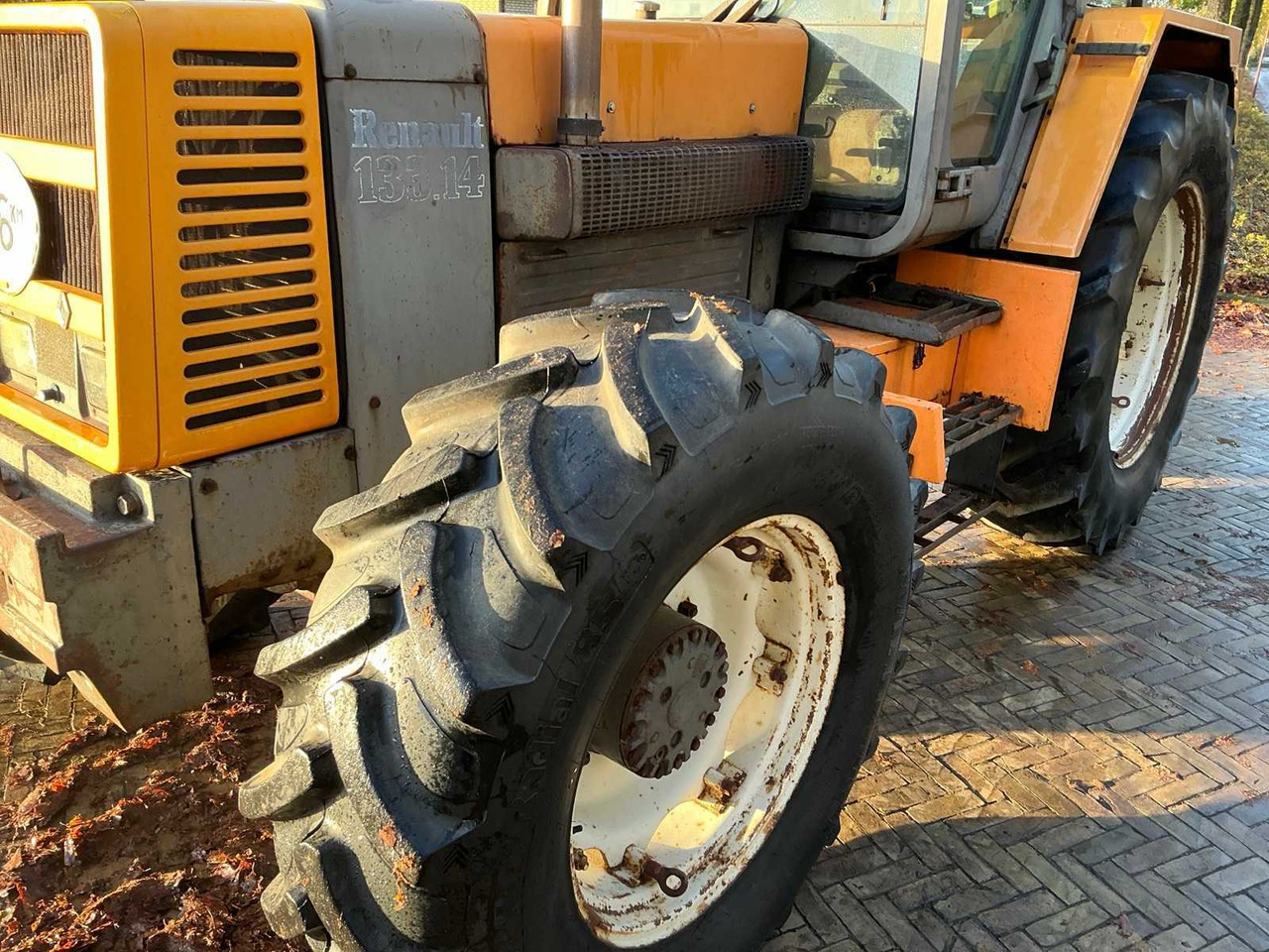 Trator 1987 RENAULT 133.14 ALL-WHEEL DRIVE FARM TRACTOR: foto 11 Trator 1987 RENAULT 133.14 ALL-WHEEL DRIVE FARM TRACTOR: foto 11