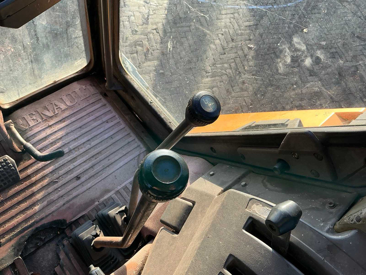 Trator 1987 RENAULT 133.14 ALL-WHEEL DRIVE FARM TRACTOR: foto 19 Trator 1987 RENAULT 133.14 ALL-WHEEL DRIVE FARM TRACTOR: foto 19