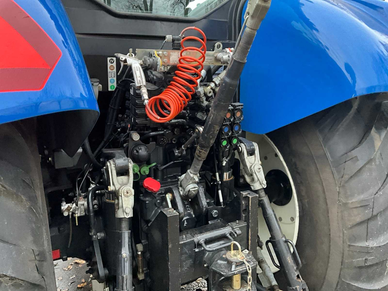 Trator 2011 NEW HOLLAND T6020 ELITE FOUR WHEEL DRIVE FARM TRACTOR: foto 10