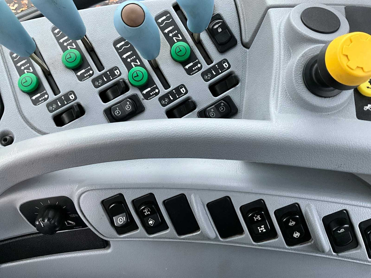 Trator 2011 NEW HOLLAND T6020 ELITE FOUR WHEEL DRIVE FARM TRACTOR: foto 25