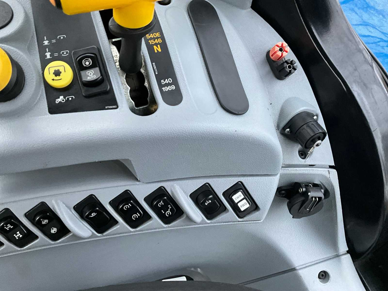 Trator 2011 NEW HOLLAND T6020 ELITE FOUR WHEEL DRIVE FARM TRACTOR: foto 24