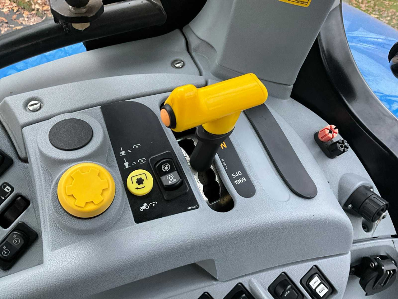 Trator 2011 NEW HOLLAND T6020 ELITE FOUR WHEEL DRIVE FARM TRACTOR: foto 23