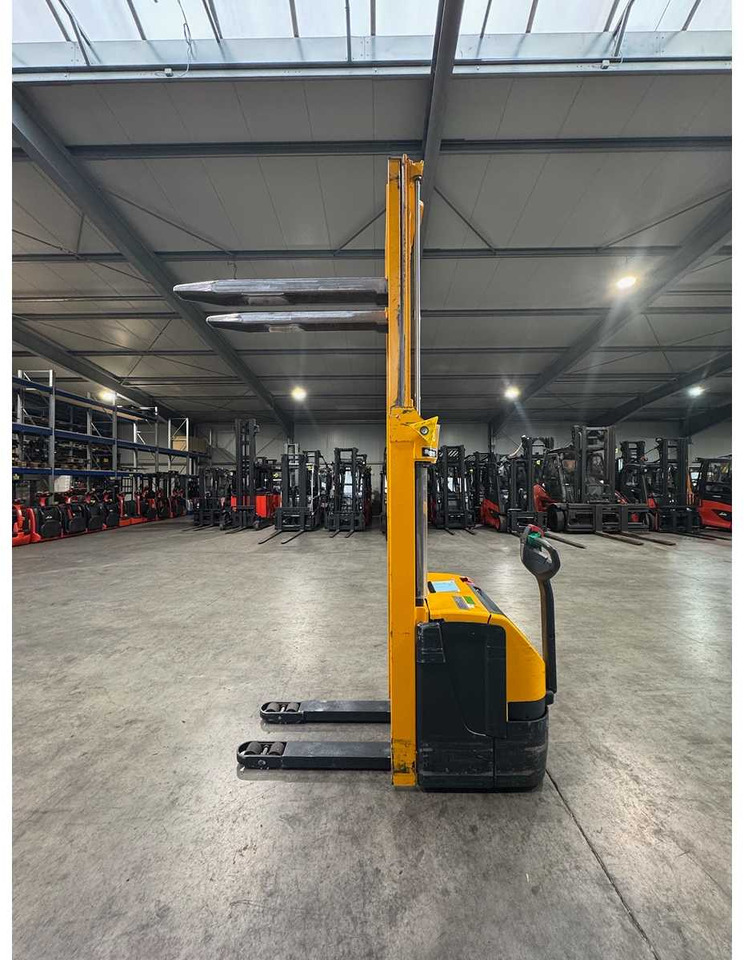 2012 SERVICE + UVV 09/2026 JUNGHEINRICH EJC220 2,000KG STACKER PALLET TRUCK ANT FREE LIFT 5,484 HOURS - Empilhadeira: foto 3 2012 SERVICE + UVV 09/2026 JUNGHEINRICH EJC220 2,000KG STACKER PALLET TRUCK ANT FREE LIFT 5,484 HOURS - Empilhadeira: foto 3