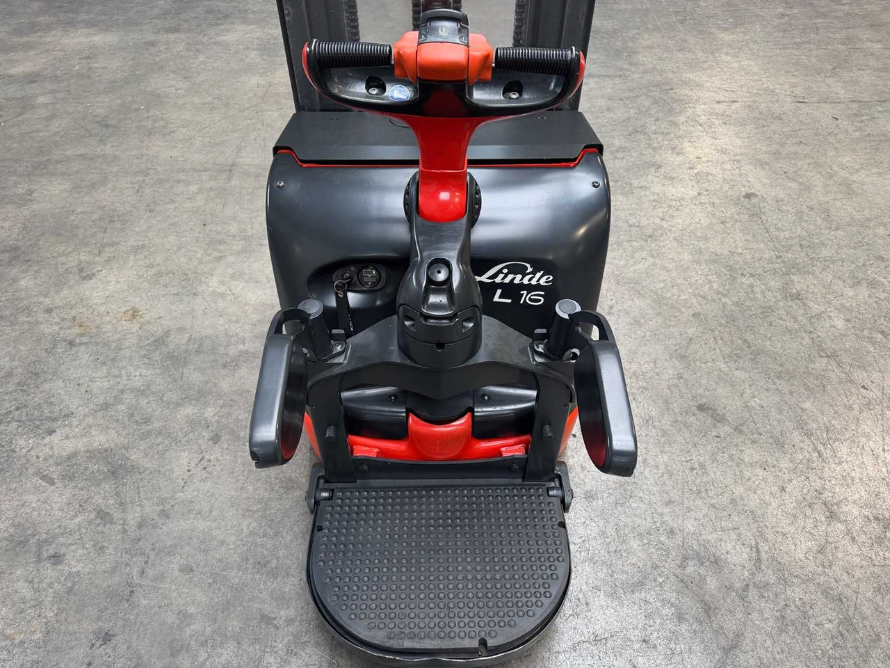 Empilhadeira 2012 SERVICE +UVV 09/2026 LINDE L16AP 1.600KG TRIPLEX 470CM PALLET TRUCK ANT 4.430 HOURS: foto 8