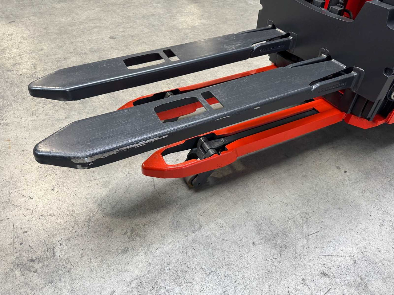 Empilhadeira 2012 SERVICE +UVV 09/2026 LINDE L16AP 1.600KG TRIPLEX 470CM PALLET TRUCK ANT 4.430 HOURS: foto 7