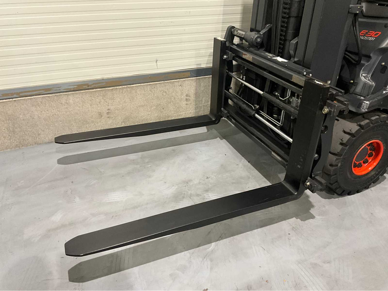 Empilhadeira 2017 LINDE E30L-01 3000KG FORK ADJUSTER FORKLIFT: foto 11