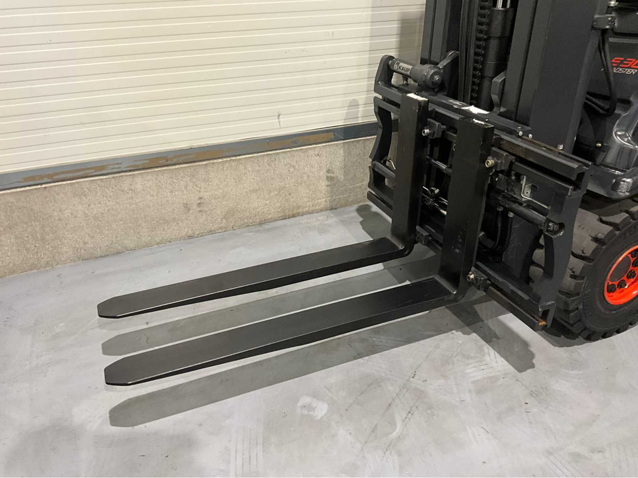 Empilhadeira 2017 LINDE E30L-01 3000KG FORK ADJUSTER FORKLIFT: foto 12