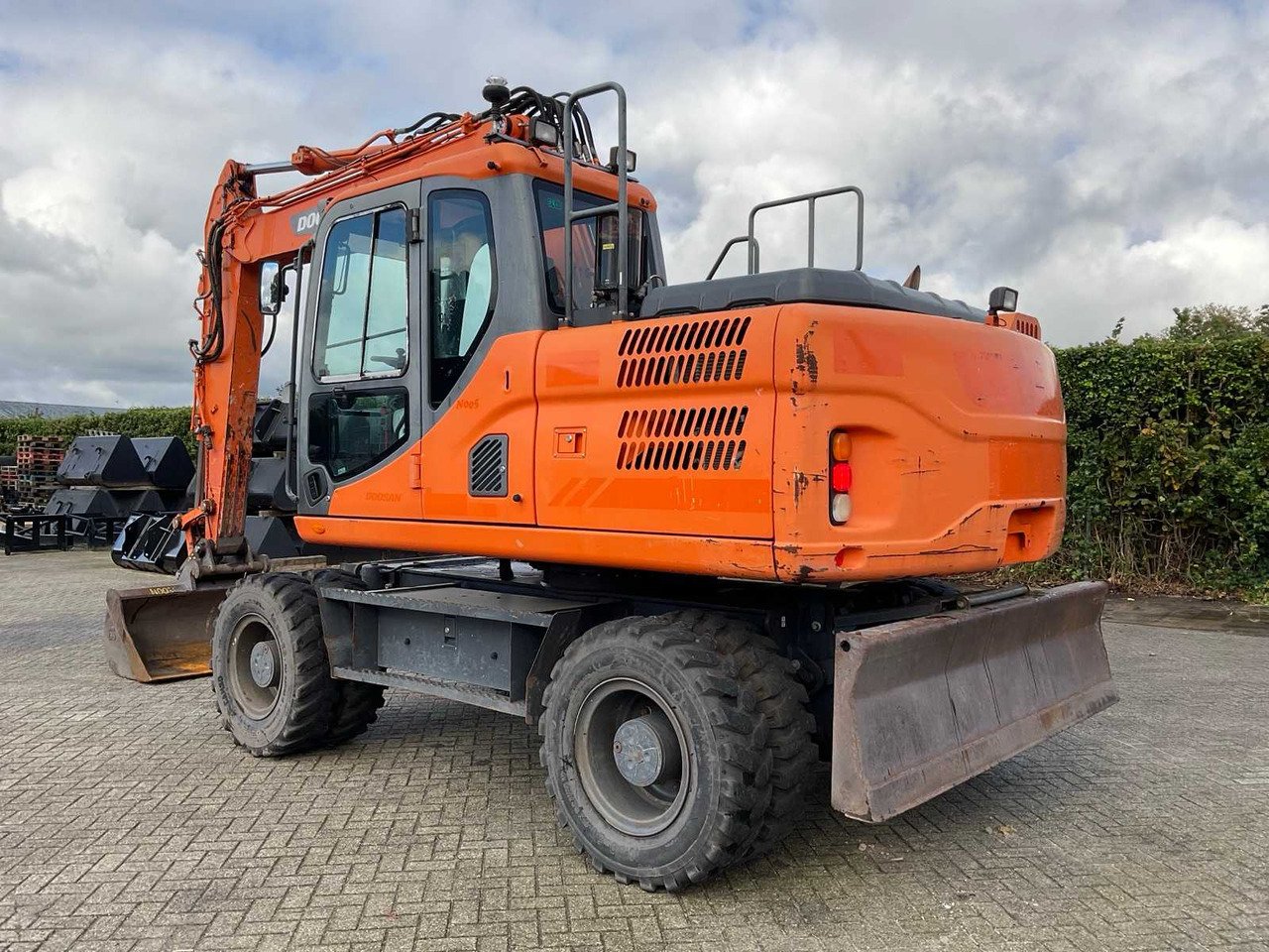 Doosan DX140W-3 - Escavadeira de rodas: foto 2 Doosan DX140W-3 - Escavadeira de rodas: foto 2