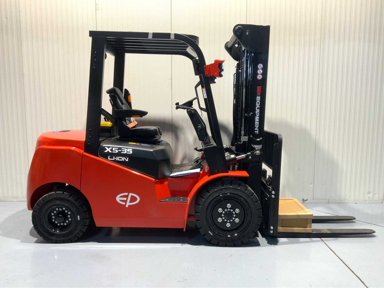 EP 3500KG LIFTING CAPACITY- 4.8 METER PLYWOOD, FREE-LIFT, SIDE-SHIFT FORKLIFT - Empilhadeira: foto 5 EP 3500KG LIFTING CAPACITY- 4.8 METER PLYWOOD, FREE-LIFT, SIDE-SHIFT FORKLIFT - Empilhadeira: foto 5