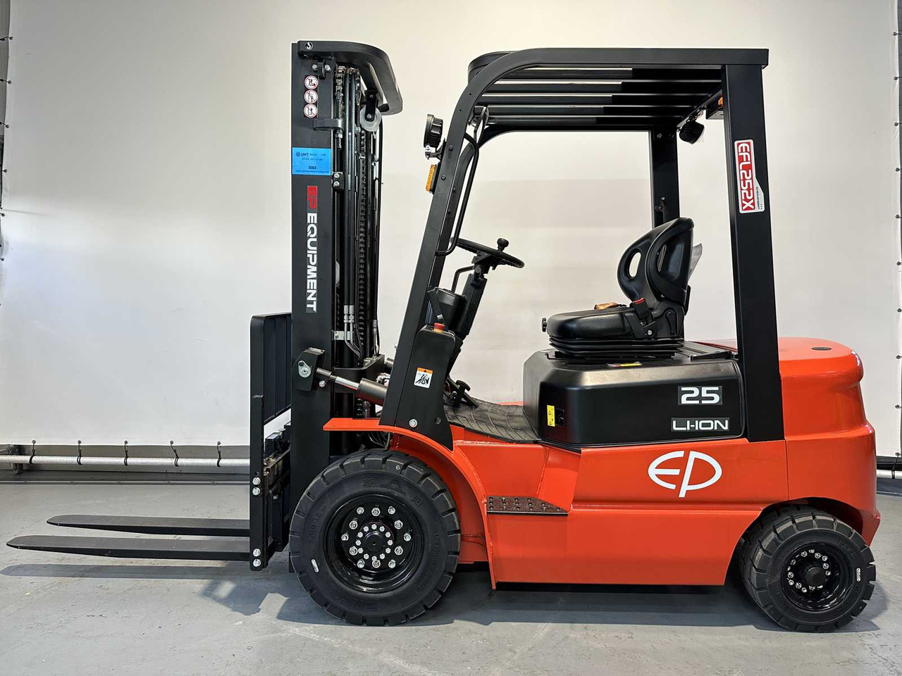 EP - EFL 252 X - FORK POSITIONER, SIDESHIFT, TRIPLEX, FORKLIFT 2025 - Empilhadeira: foto 1 EP - EFL 252 X - FORK POSITIONER, SIDESHIFT, TRIPLEX, FORKLIFT 2025 - Empilhadeira: foto 1