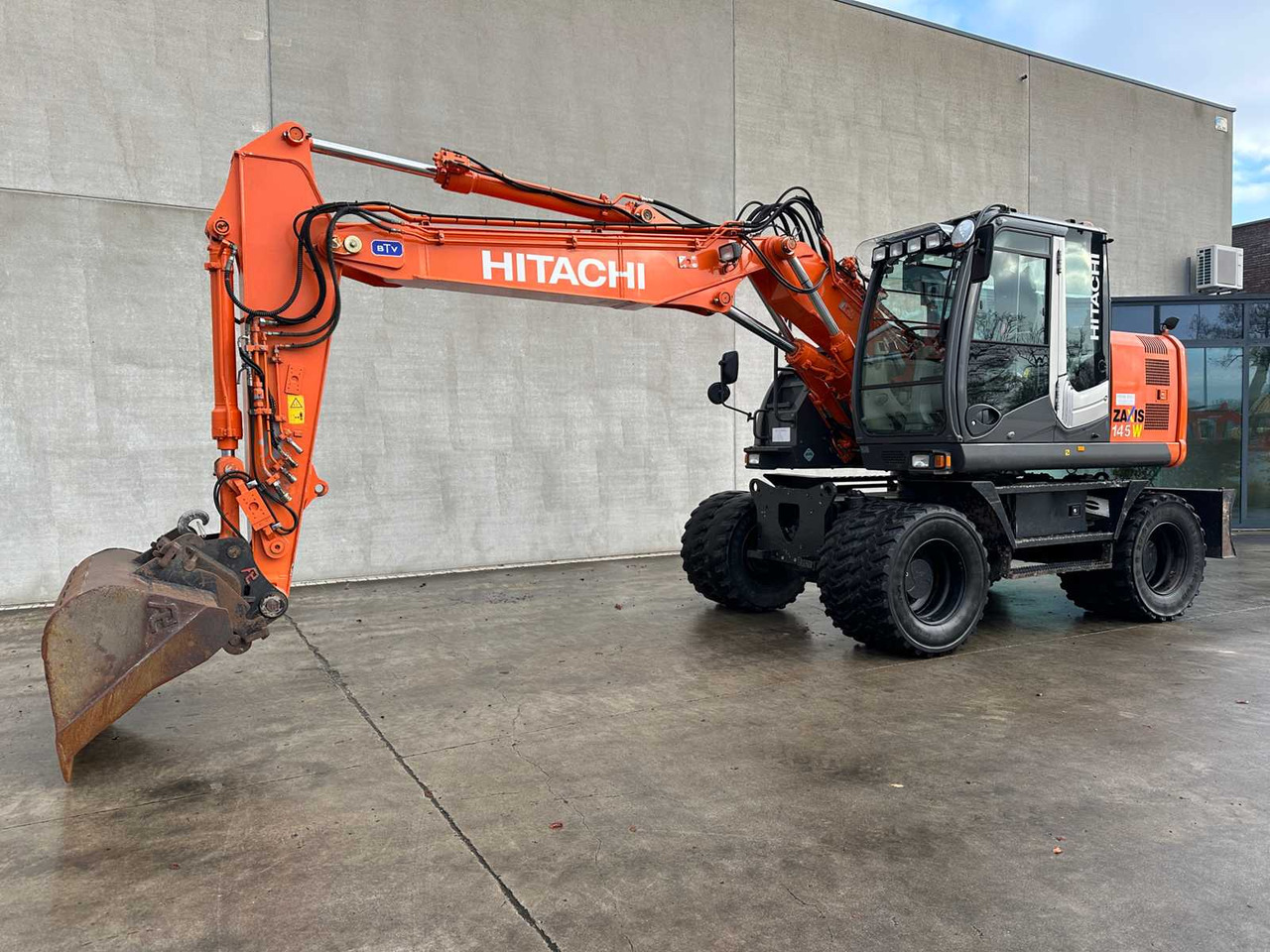 HITACHI - 2012 - ZX145W-3 - WHEELED EXCAVATOR - Escavadeira de rodas: foto 1 HITACHI - 2012 - ZX145W-3 - WHEELED EXCAVATOR - Escavadeira de rodas: foto 1