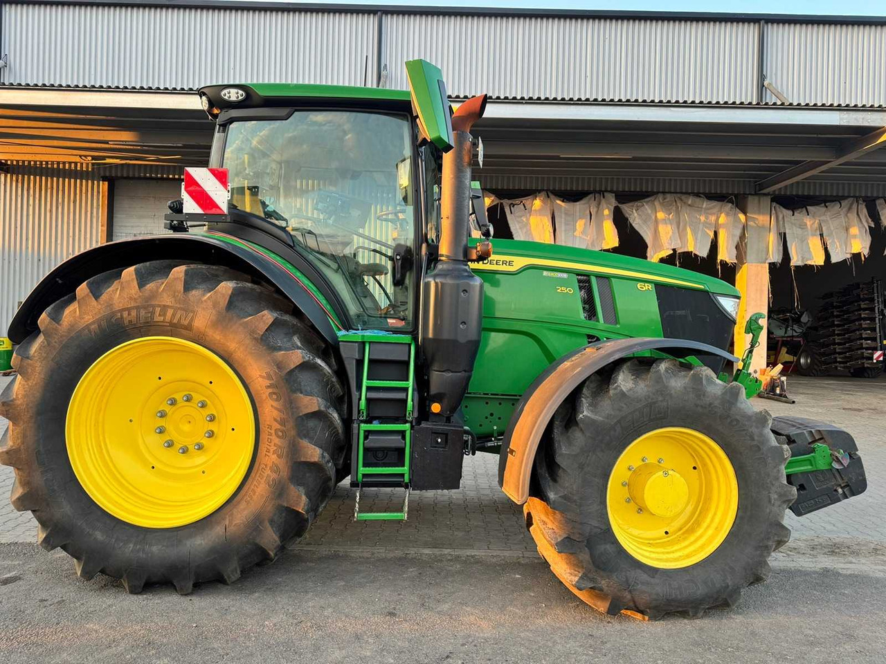 JOHN DEERE 6R 250 - E18 - Trator: foto 1 JOHN DEERE 6R 250 - E18 - Trator: foto 1