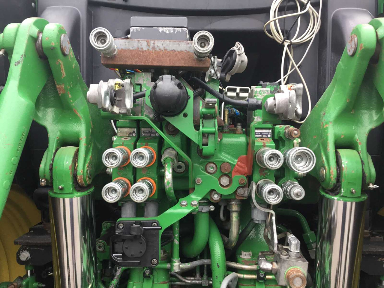 Trator John Deere 6210R: foto 13