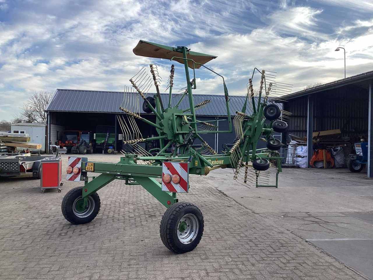 Krone SWADRO - Máquina para produção de feno: foto 4 Krone SWADRO - Máquina para produção de feno: foto 4