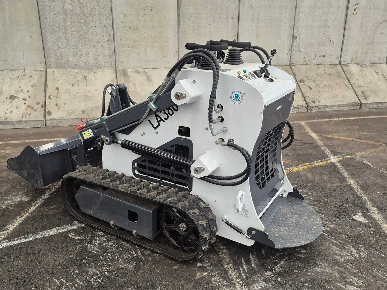 LADYS - 2025 - LA380 - SKID STEER LOADER - Mini carregadeira de esteiras: foto 1 LADYS - 2025 - LA380 - SKID STEER LOADER - Mini carregadeira de esteiras: foto 1