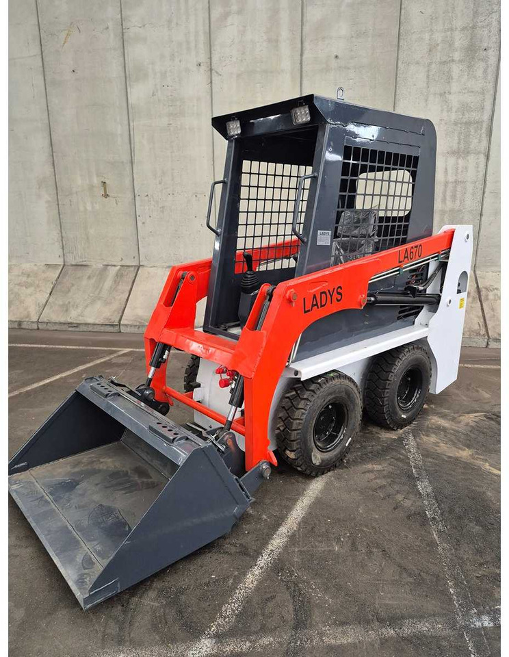 LADYS - 2025 - LA670 - SKID STEER LOADER - Mini carregadeira de esteiras: foto 3 LADYS - 2025 - LA670 - SKID STEER LOADER - Mini carregadeira de esteiras: foto 3