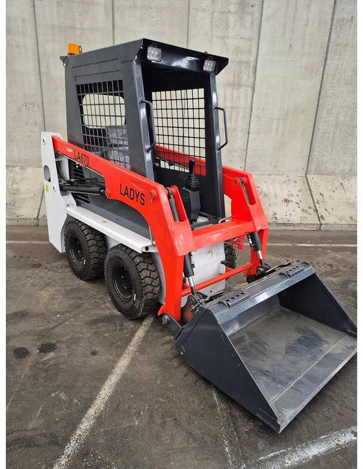 LADYS - 2025 - LA670 - SKID STEER LOADER - Mini carregadeira de esteiras: foto 1 LADYS - 2025 - LA670 - SKID STEER LOADER - Mini carregadeira de esteiras: foto 1