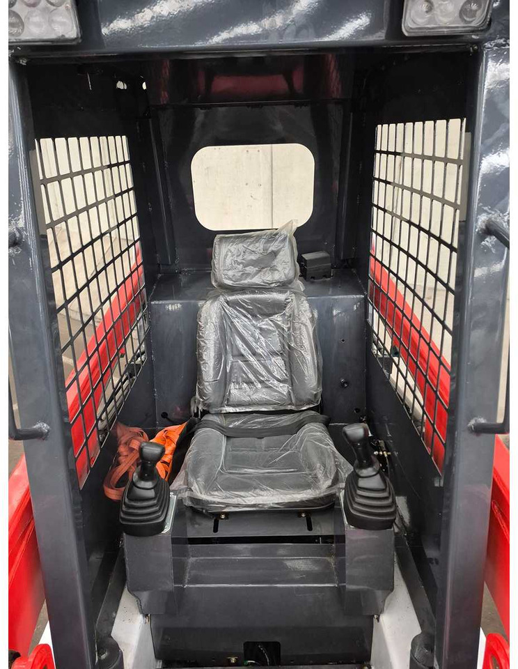 LADYS - 2025 - LA670 - SKID STEER LOADER - Mini carregadeira de esteiras: foto 2 LADYS - 2025 - LA670 - SKID STEER LOADER - Mini carregadeira de esteiras: foto 2