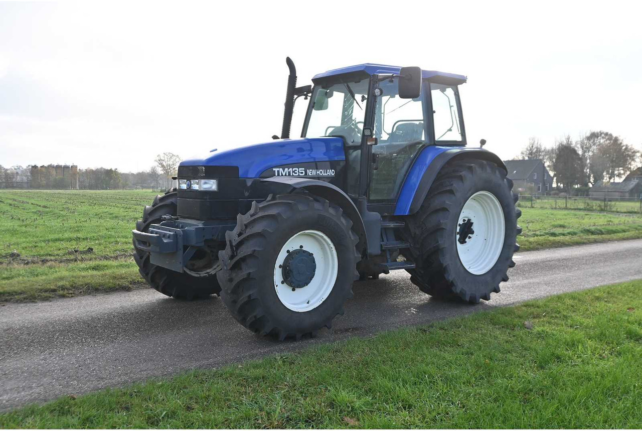 NEW HOLLAND - 1998 - TM135 - ALL-WHEEL DRIVE FARM TRACTOR - Trator: foto 2 NEW HOLLAND - 1998 - TM135 - ALL-WHEEL DRIVE FARM TRACTOR - Trator: foto 2