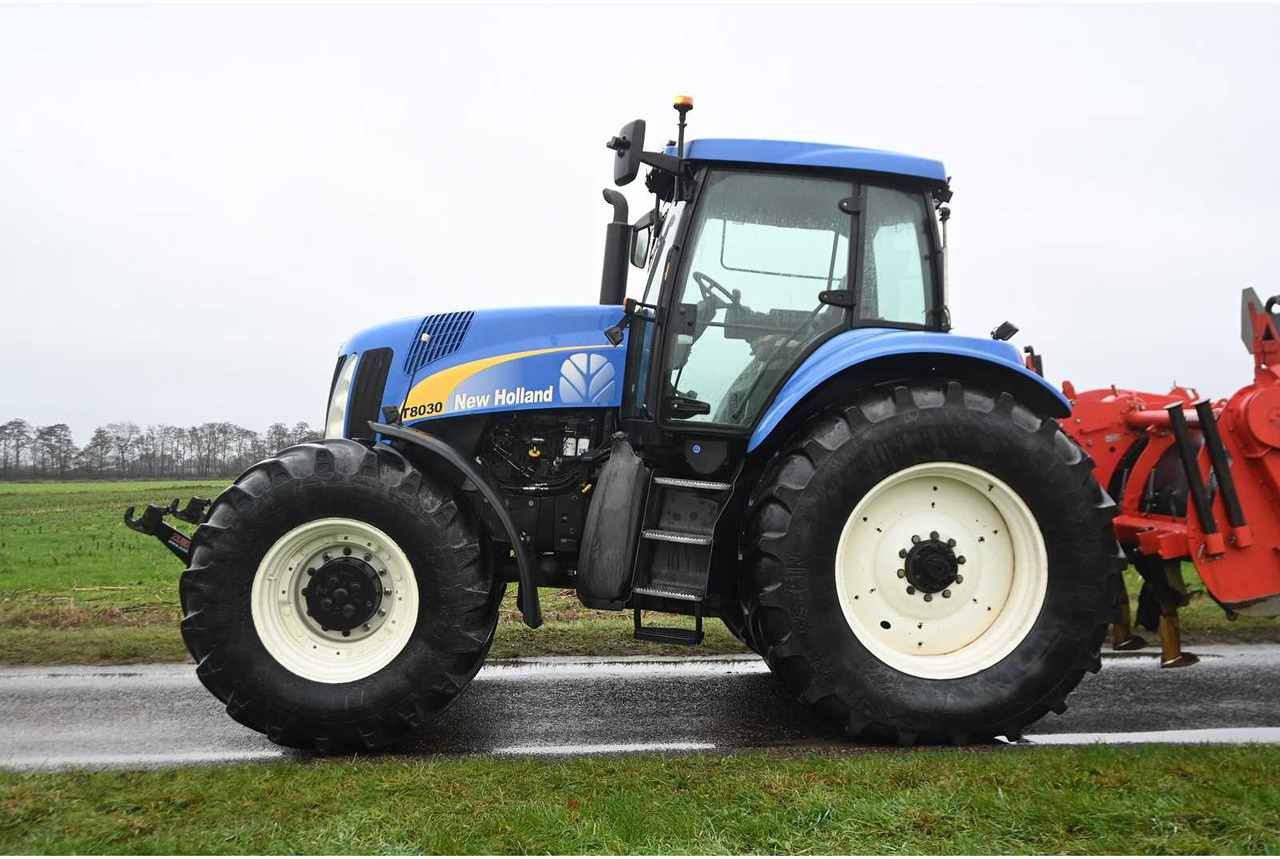 NEW HOLLAND - 2003 - TG230 - ALL-WHEEL DRIVE FARM TRACTOR - Trator: foto 5 NEW HOLLAND - 2003 - TG230 - ALL-WHEEL DRIVE FARM TRACTOR - Trator: foto 5