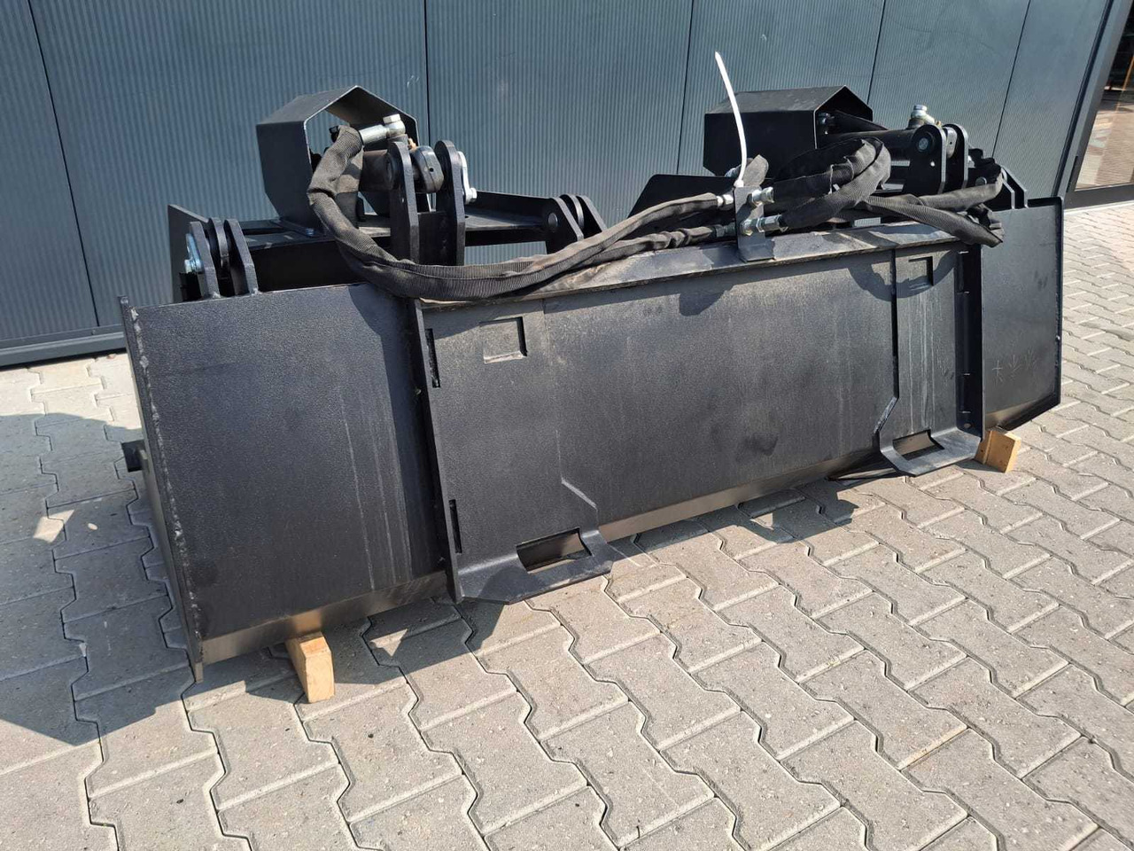 Rhino-cross 72 inch grapple Bucket - Maquina para lavrar a terra: foto 3 Rhino-cross 72 inch grapple Bucket - Maquina para lavrar a terra: foto 3