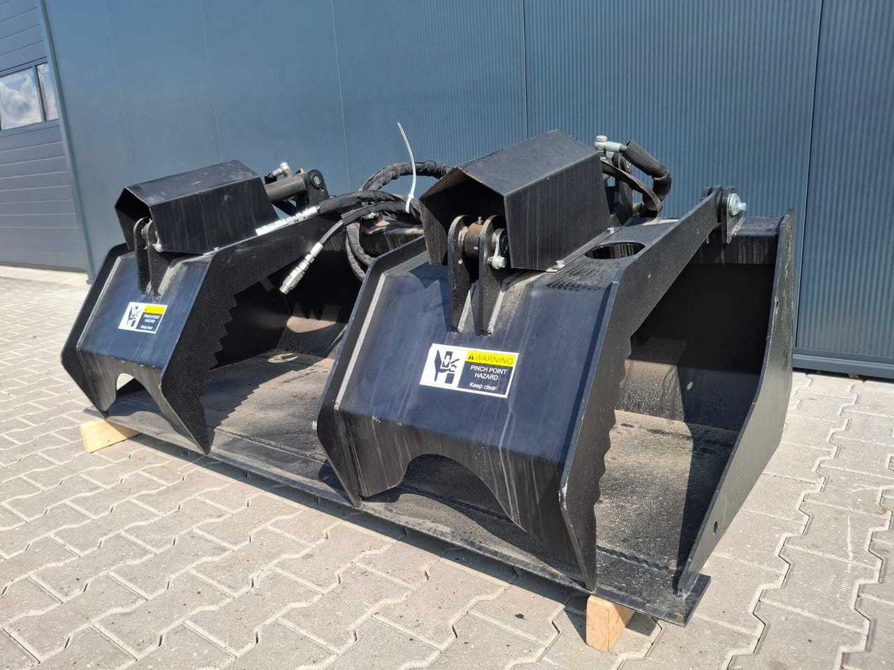 Rhino-cross 72 inch grapple Bucket - Maquina para lavrar a terra: foto 1 Rhino-cross 72 inch grapple Bucket - Maquina para lavrar a terra: foto 1