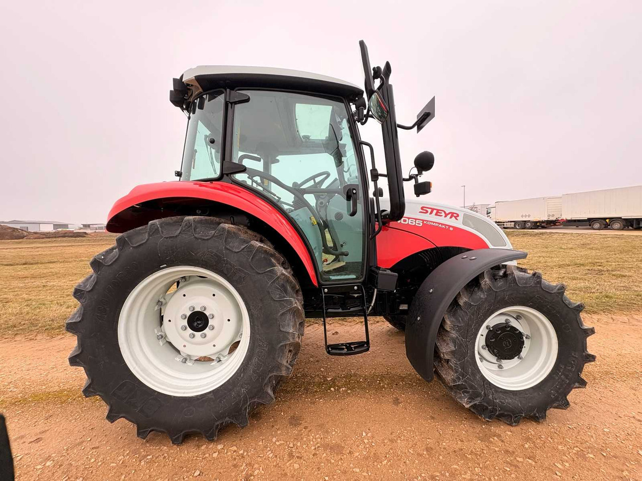 STEYR 4065 S - COMPACT ALL-WHEEL DRIVE TRACTOR (2022) - Trator: foto 4 STEYR 4065 S - COMPACT ALL-WHEEL DRIVE TRACTOR (2022) - Trator: foto 4