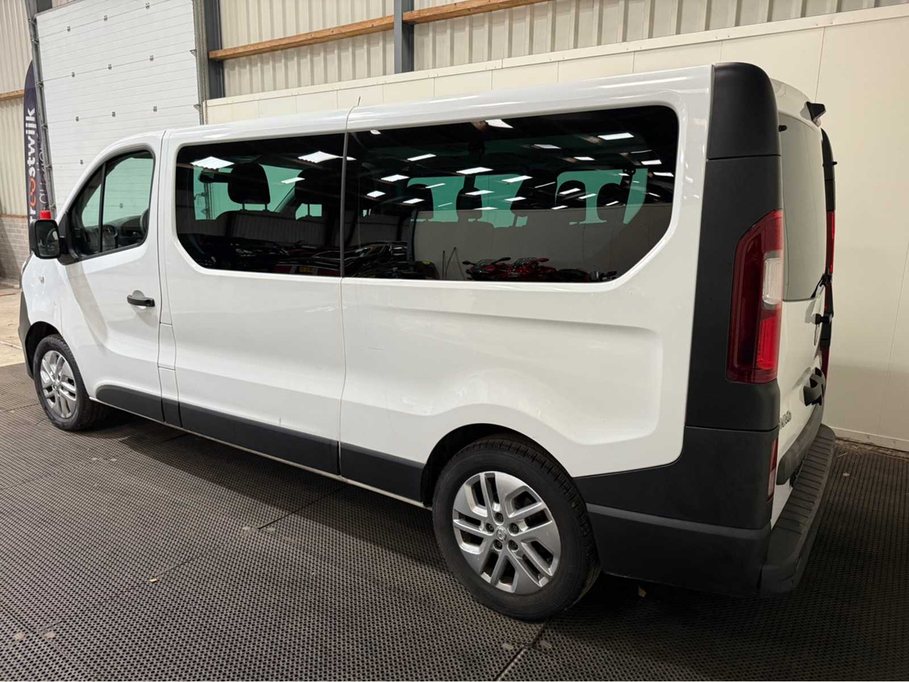 OPEL - VIVARO - COMBI - 1.6 BI TURBO - 9 SEATER - COMMERCIAL VEHICLE - 2017 - Veículo comercial: foto 3 OPEL - VIVARO - COMBI - 1.6 BI TURBO - 9 SEATER - COMMERCIAL VEHICLE - 2017 - Veículo comercial: foto 3