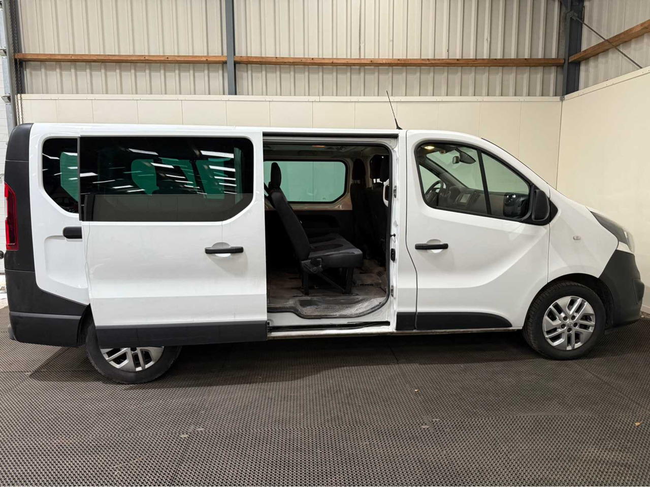 OPEL - VIVARO - COMBI - 1.6 BI TURBO - 9 SEATER - COMMERCIAL VEHICLE - 2017 - Veículo comercial: foto 5 OPEL - VIVARO - COMBI - 1.6 BI TURBO - 9 SEATER - COMMERCIAL VEHICLE - 2017 - Veículo comercial: foto 5