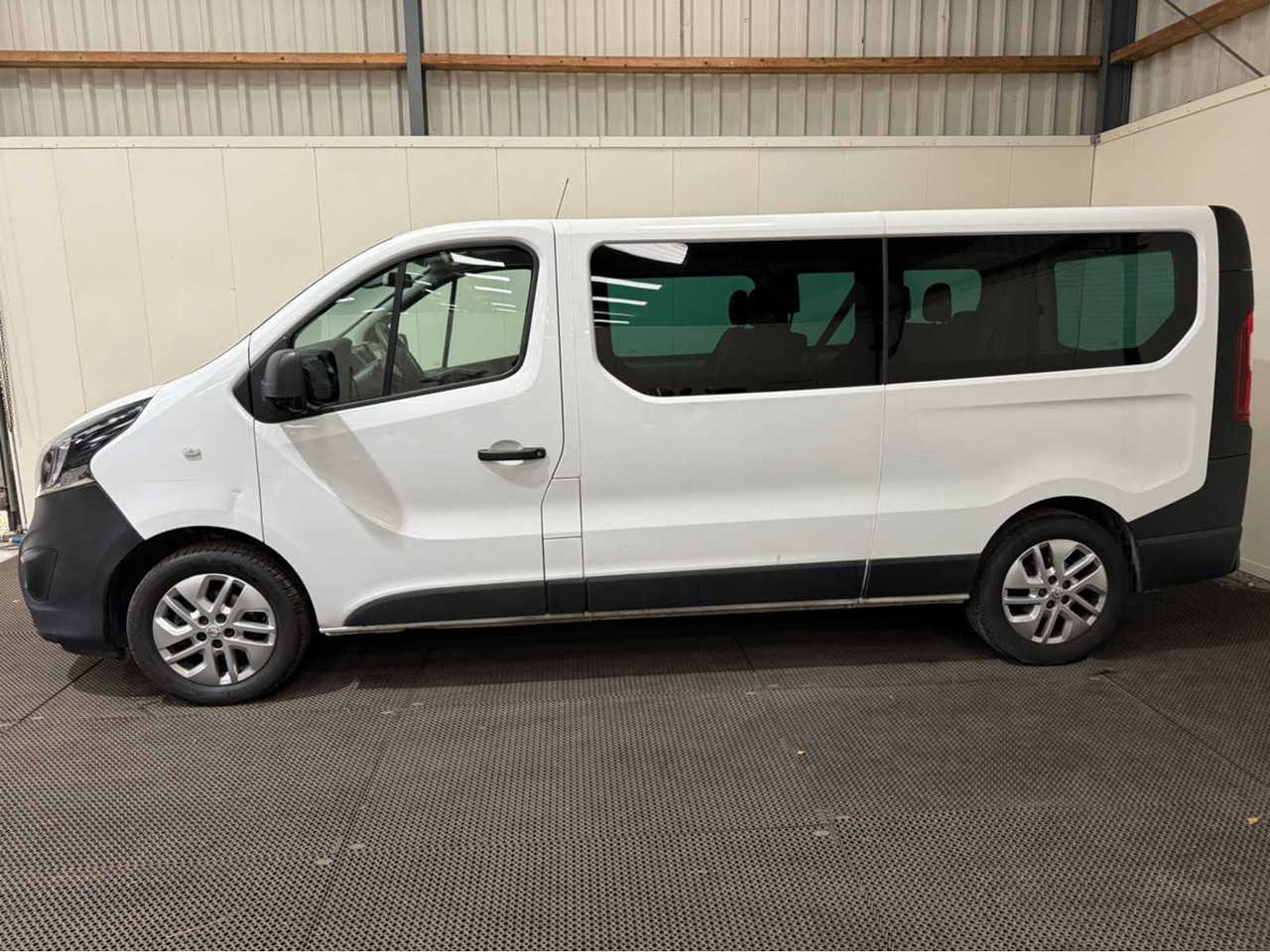 OPEL - VIVARO - COMBI - 1.6 BI TURBO - 9 SEATER - COMMERCIAL VEHICLE - 2017 - Veículo comercial: foto 4 OPEL - VIVARO - COMBI - 1.6 BI TURBO - 9 SEATER - COMMERCIAL VEHICLE - 2017 - Veículo comercial: foto 4