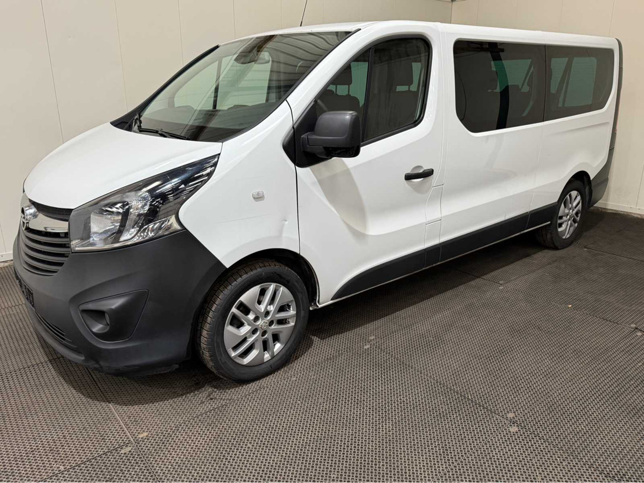 OPEL - VIVARO - COMBI - 1.6 BI TURBO - 9 SEATER - COMMERCIAL VEHICLE - 2017 - Veículo comercial: foto 1 OPEL - VIVARO - COMBI - 1.6 BI TURBO - 9 SEATER - COMMERCIAL VEHICLE - 2017 - Veículo comercial: foto 1