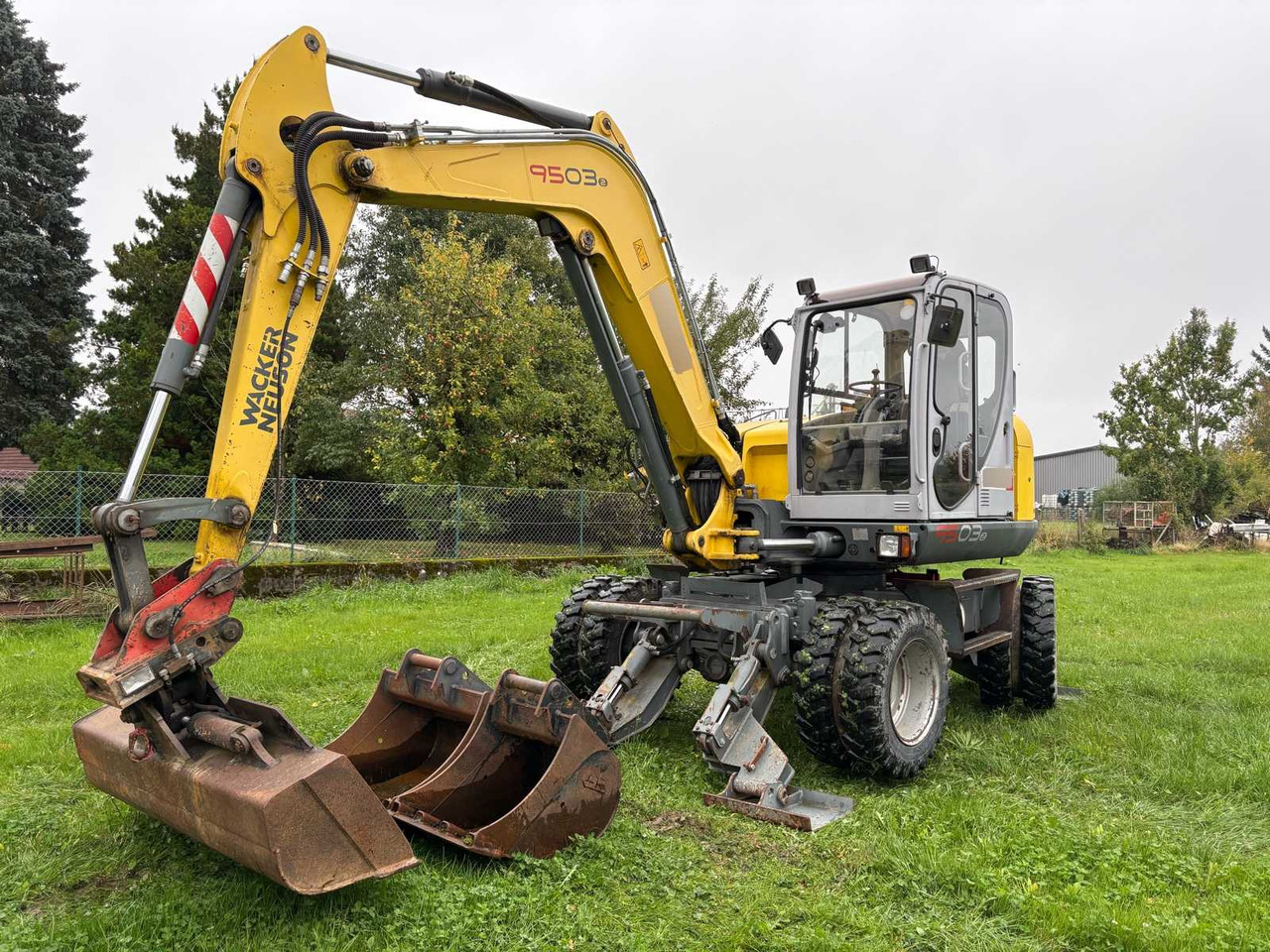 Wacker Neuson 9503-2 - Escavadeira de rodas: foto 1 Wacker Neuson 9503-2 - Escavadeira de rodas: foto 1