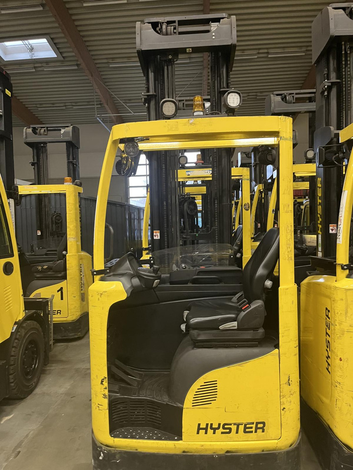 Hyster R1.6 - Empilhador retráctil: foto 1 Hyster R1.6 - Empilhador retráctil: foto 1