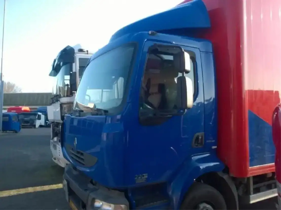 Renault C abine Midlum 220 DXI - Cabine e interior de Caminhão: foto 1 Renault C abine Midlum 220 DXI - Cabine e interior de Caminhão: foto 1