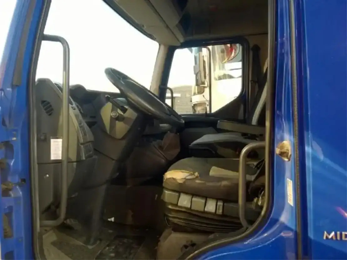 Renault C abine Midlum 220 DXI - Cabine e interior de Caminhão: foto 2 Renault C abine Midlum 220 DXI - Cabine e interior de Caminhão: foto 2