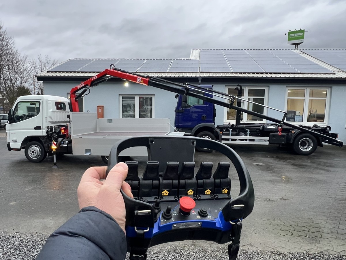 FUSO 3S15 Alu Pritsche 2.80m Ladekran Funk! sofort ve - Caminhão grua, Furgão caixa aberta: foto 2 FUSO 3S15 Alu Pritsche 2.80m Ladekran Funk! sofort ve - Caminhão grua, Furgão caixa aberta: foto 2