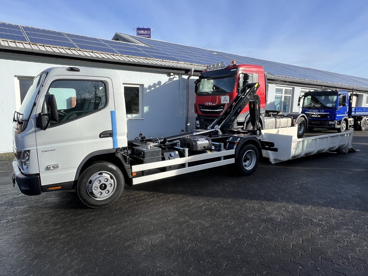 FUSO Canter FUSO 7C18 City Abrollkipper Miete - Caminhão polibenne: foto 3 FUSO Canter FUSO 7C18 City Abrollkipper Miete - Caminhão polibenne: foto 3