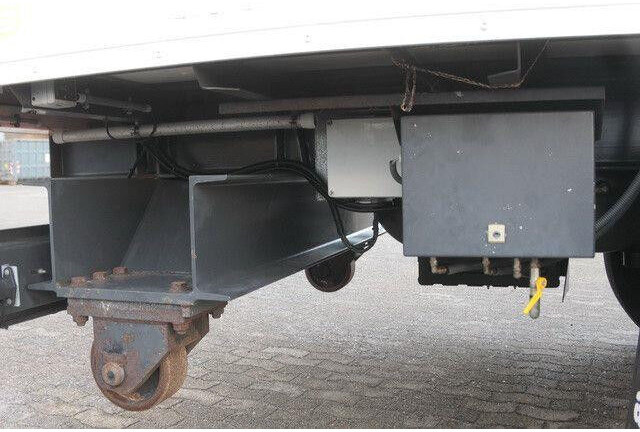 Sommer 2-Achser, elektr. Rolltor, BPW, 11.000mm lang - Semireboque furgão: foto 5 Sommer 2-Achser, elektr. Rolltor, BPW, 11.000mm lang - Semireboque furgão: foto 5