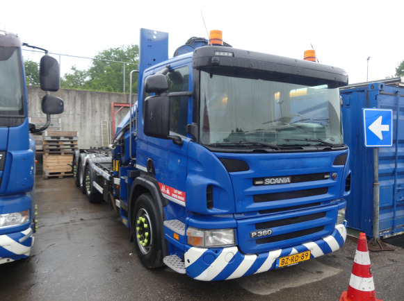 REF:BZ-RD-89 - Camion porte container avec grue Scania P360 B 8X2/*6 (2011-759.907 km) - Caminhão transportador de contêineres/ Caixa móvel: foto 2 REF:BZ-RD-89 - Camion porte container avec grue Scania P360 B 8X2/*6 (2011-759.907 km) - Caminhão transportador de contêineres/ Caixa móvel: foto 2