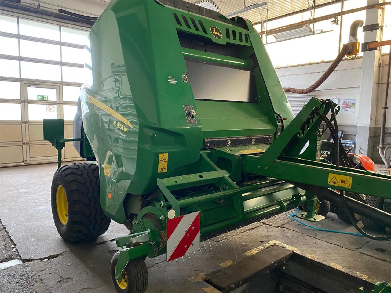 John Deere V451M MaxiCut 13 - Enfardadeira de fardos redondos: foto 2 John Deere V451M MaxiCut 13 - Enfardadeira de fardos redondos: foto 2