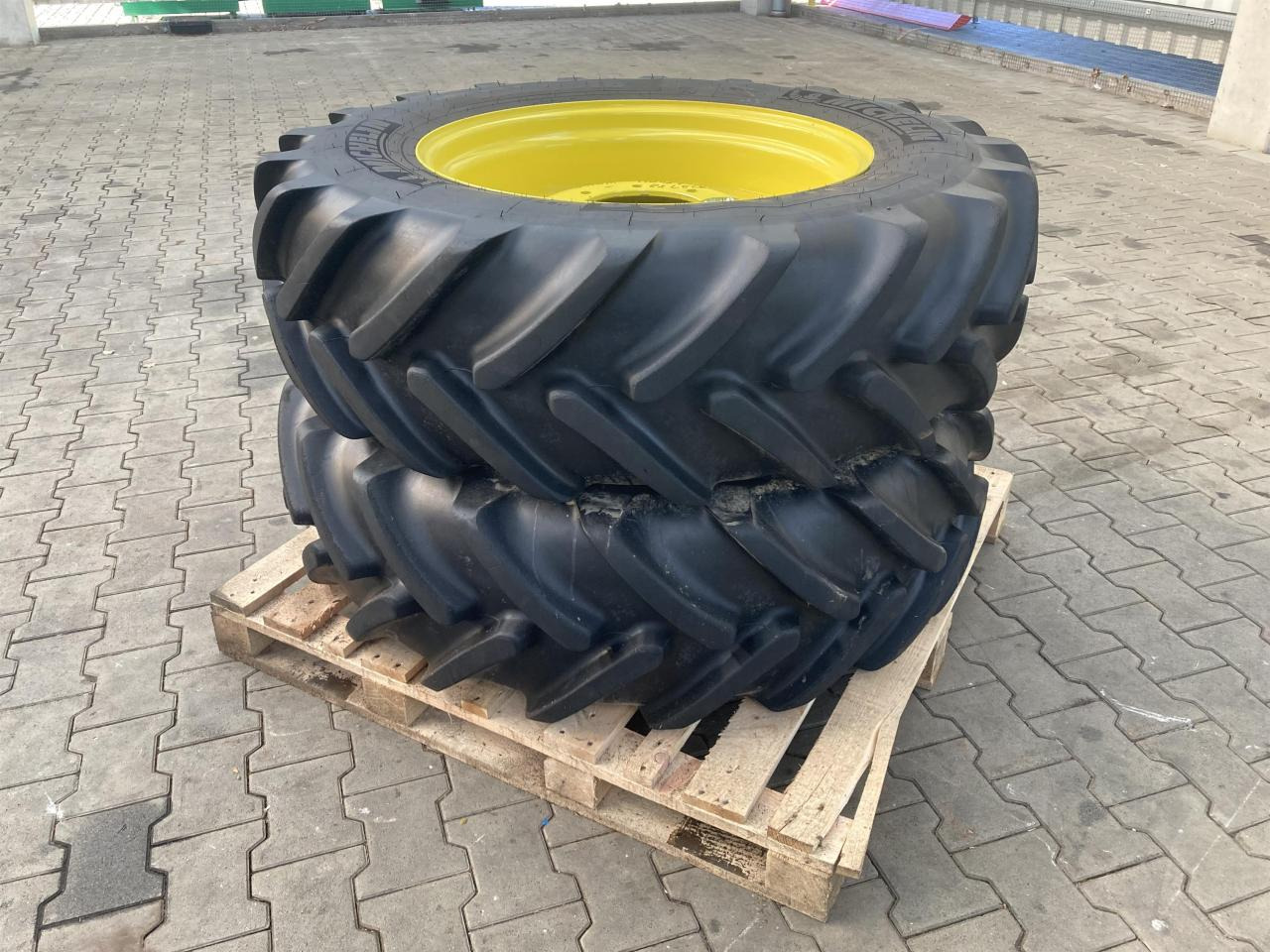 Michelin 380/70R28 - Pneu de Máquina agrícola: foto 1 Michelin 380/70R28 - Pneu de Máquina agrícola: foto 1
