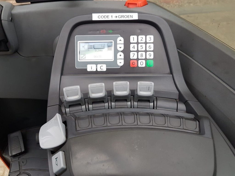 Empilhador retráctil BT RRE180H Toyota 1.8 ton Triplex Freelift Sideshift Elektra Reachtruck: foto 7 Empilhador retráctil BT RRE180H Toyota 1.8 ton Triplex Freelift Sideshift Elektra Reachtruck: foto 7