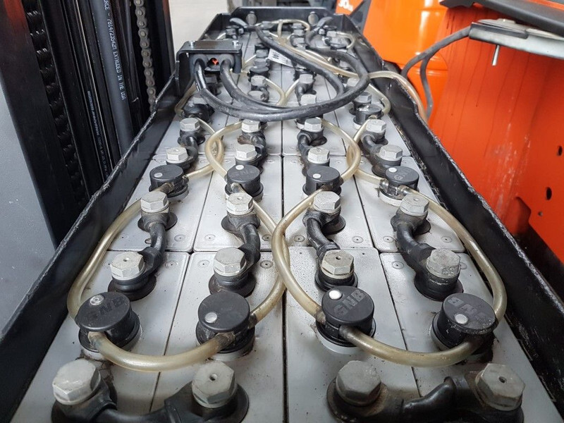 Empilhador retráctil BT RRE180H Toyota 1.8 ton Triplex Freelift Sideshift Elektra Reachtruck: foto 9 Empilhador retráctil BT RRE180H Toyota 1.8 ton Triplex Freelift Sideshift Elektra Reachtruck: foto 9