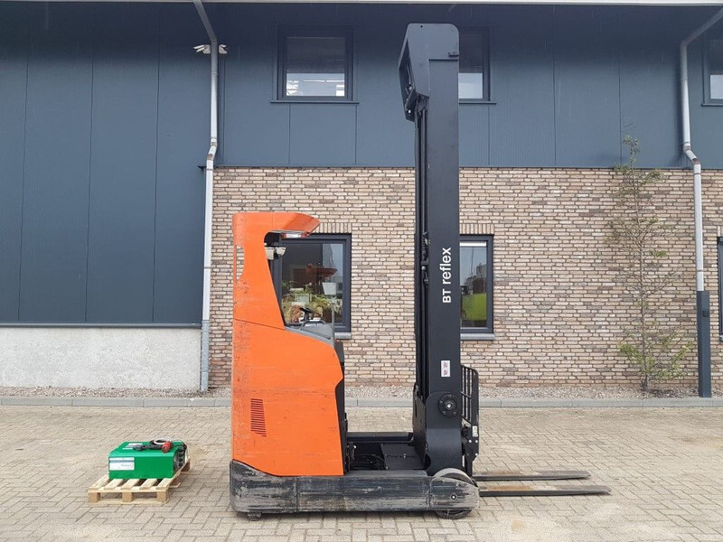 Empilhador retráctil BT RRE180H Toyota 1.8 ton Triplex Freelift Sideshift Elektra Reachtruck: foto 17 Empilhador retráctil BT RRE180H Toyota 1.8 ton Triplex Freelift Sideshift Elektra Reachtruck: foto 17