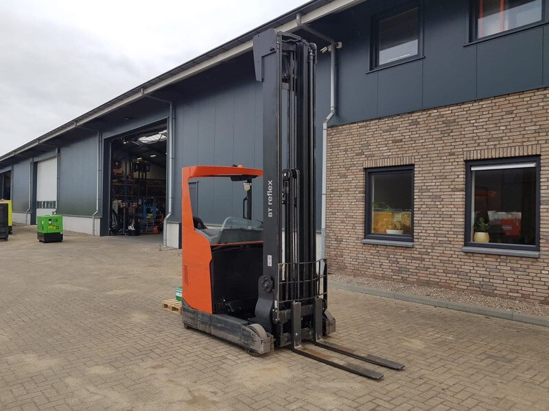 Empilhador retráctil BT RRE180H Toyota 1.8 ton Triplex Freelift Sideshift Elektra Reachtruck: foto 11 Empilhador retráctil BT RRE180H Toyota 1.8 ton Triplex Freelift Sideshift Elektra Reachtruck: foto 11